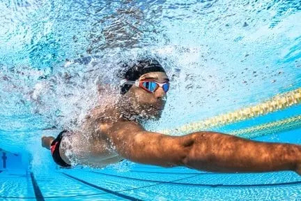 De beste zwembrillen voor triathlon en buitenzwemmen