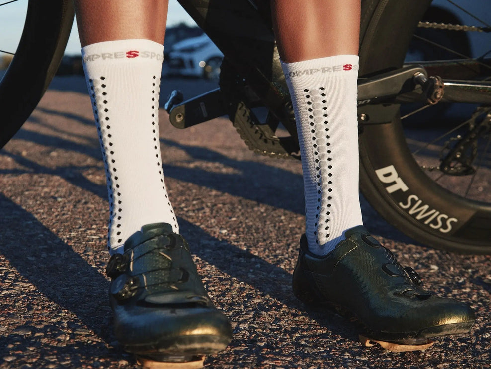 Compressport | Pro Racing Socks V4 | Bike | White