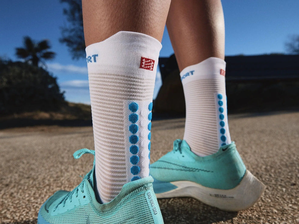 Compressport | Pro Racing Socks V4  | Run High | White / Fjord Blue